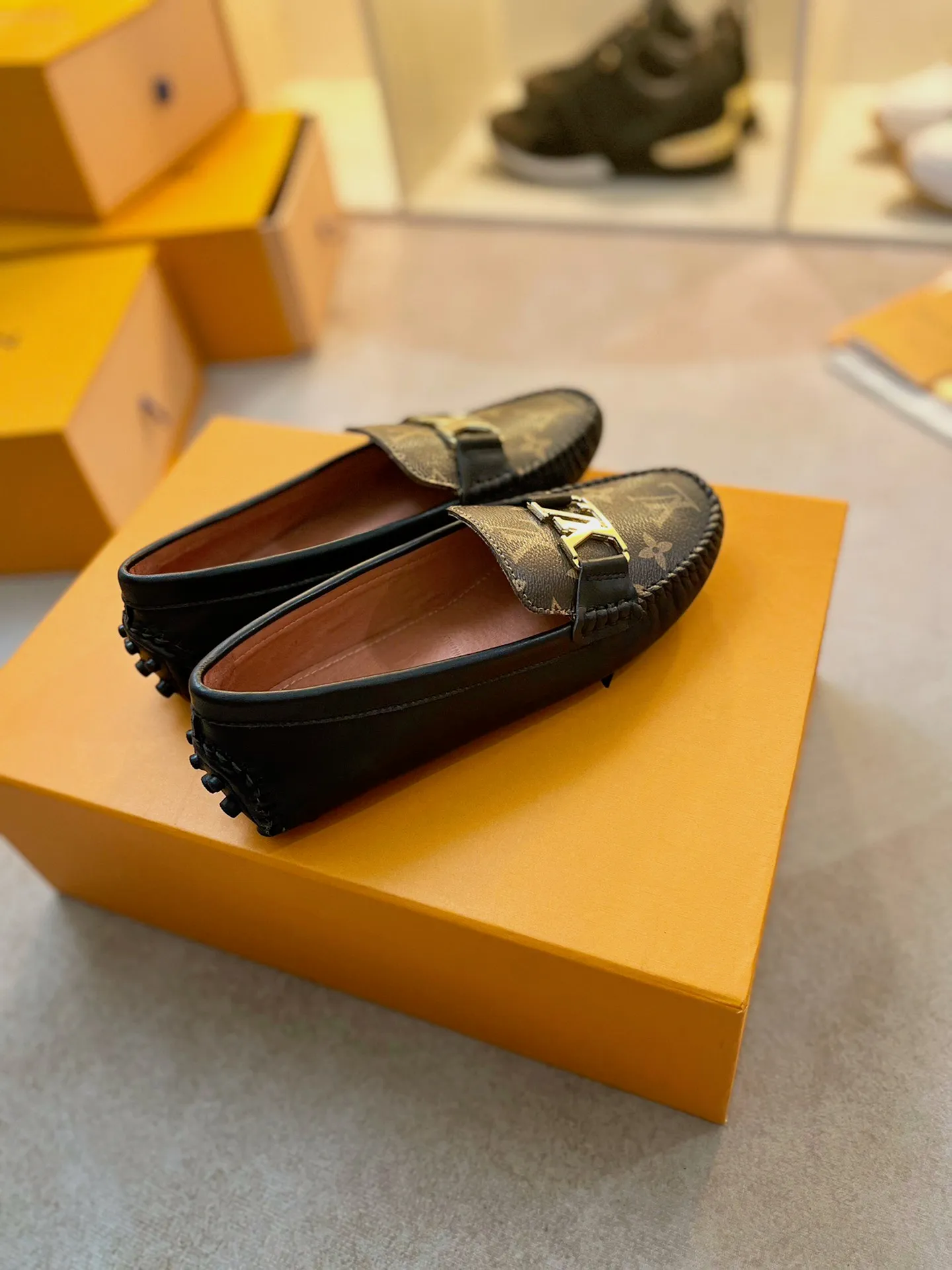 p460💰Couple model❤️🇫🇷 𝙇𝙤𝙪𝙞𝙨 𝙑𝙪𝙞𝙩𝙩𝙤𝙣 🇫🇷Louis Vuitton 2023 Classic𝓛𝓿 𝓣𝓻𝓪𝓲𝓷𝓮𝓻 Sports Series ➪➪➪¯ [Arizona Doudou Shoes Series] ▪️▪️▪️Arizona slip-on shoes are made of Monogram Eclipse canvas. Its hand-painted and dyed edges and hand-sewn uppers fully demonstrate Louis Vuitton's traditional shoemaking craftsmanship. This slip-on shoe is very lightweight. The integrated tongue and upper make it particularly comfortable and flexible. The soft outsole is equipped with rubber padding. Decorated with matching sash. Detailed features: ☑️Monogram Eclipse canvas ☑️Black Eclipse pattern ☑️Hand-painted shoe edges ☑️Hand-sewn uppers (each pair takes time to process) ☑️Integrated tongue and upper construction ☑️Outsole equipped with rubber lining ☑️size: 35_46